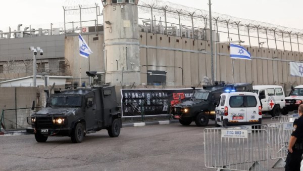 إسرائيل تلغي زيارات المحامين للأسرى الفلسطينيين وتمنع الأهالي من حضور المحاكمات