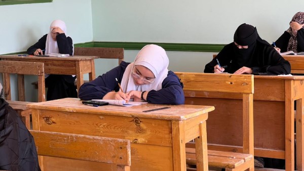 طلاب أدبي الثانوية الأزهرية يؤدون امتحان مادة اللغة الأجنبية الأولى