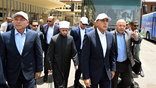 مدبولي يتفقد هيئة النقل العام بالقاهرة