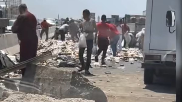 سقوط تريلا على الطريق الإقليمي بالشرقية 