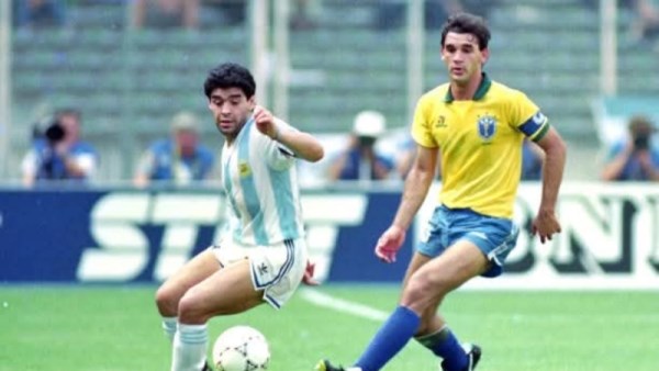 ريكاردو جوميز ضد مارادونا