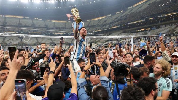 ميسي يحمل كأس العالم 2022