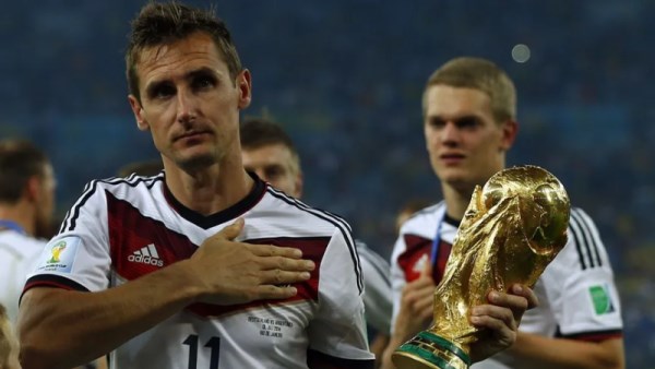 ميروسلاف كلوزه يحمل كأس العالم بعد تتويج منتخب ألمانيا باللقب عام 2014
