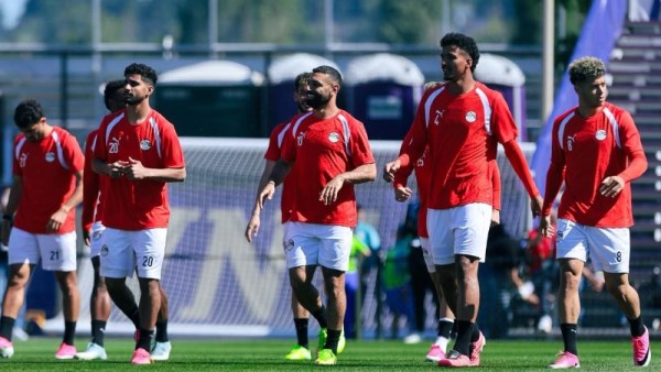 محمد صلاح مع  لاعبي منتخب مصر