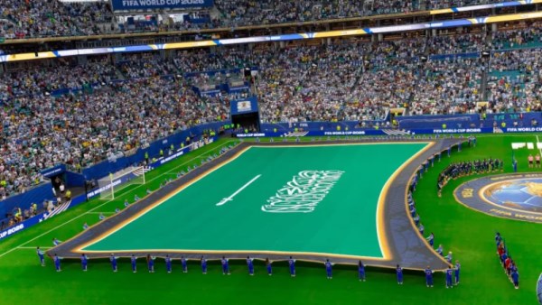 علم السعودية أثناء المراسم الافتتاحية للمباراة أمام أوروجواي