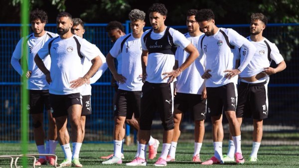 محمد صلاح مع رفاقه بمنتخب مصر