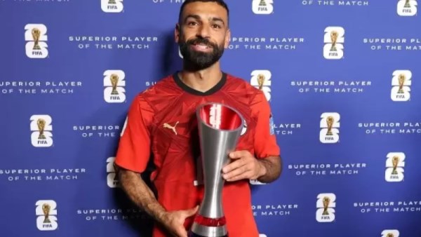 محمد صلاح مع جائزة رجل المباراة 