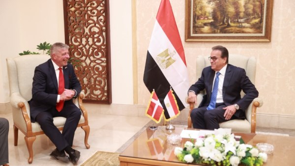 وزير الصحة مع أحد ممثلي كبرى الشركات والمؤسسات الدنماركية 