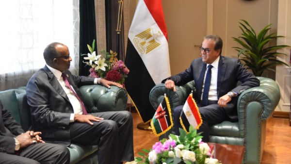 وزير الصحة ونظيره الكيني