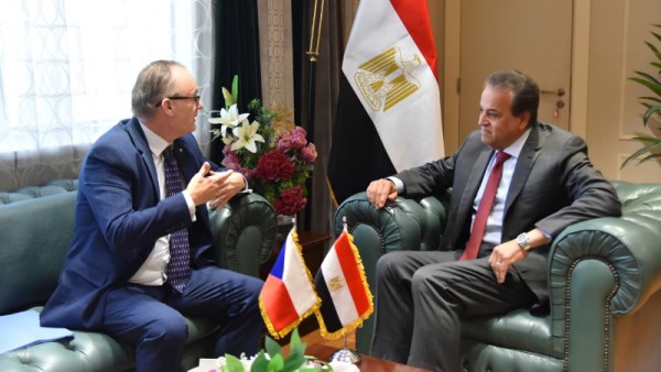 وزير الصحة مع سفير التشيك 