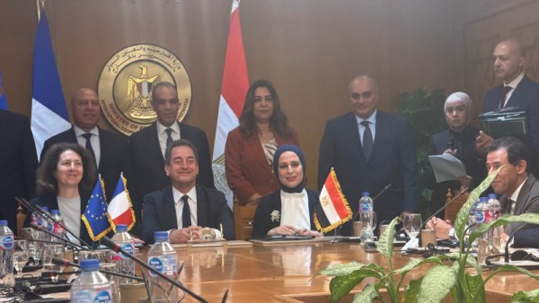 جانب من توقيع الاتفاقيات