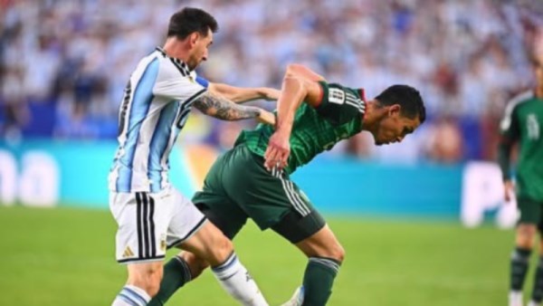 تدخل ميسي على لاعب الجزائر