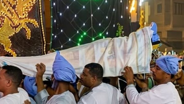 عريس بقنا يثير الجدل
