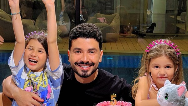 الفنان محمد أنور وبناته 
