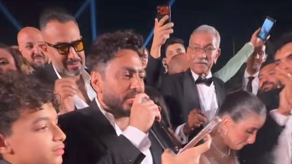 النجم تامر حسني يحيي حفل زفاف نجل الفنان سيد رجب 