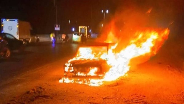 جانب من اندلاع الحريق في السيارة