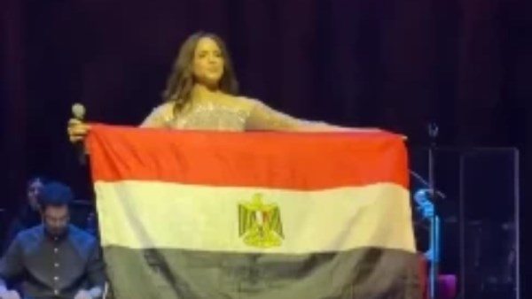 النجمة آمال ماهر ترفع العلم المصري من حفلتها بهولندا 