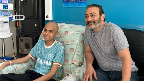 جانب من زيارة الفنان أحمد عزمي مستشفى 57357