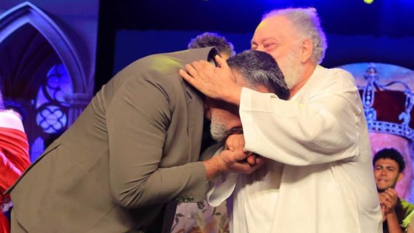 الفنان ياسر جلال يقبل يد النجم يحي الفخراني 