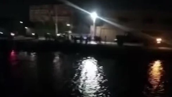 جانب من محاولة إجلاء السيارة من الترعة 