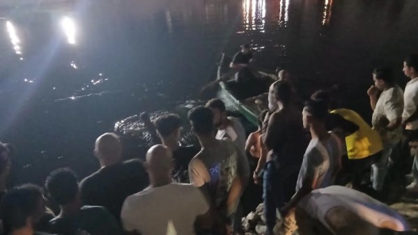 جانب من اتشال جثة غريق من السيارة 