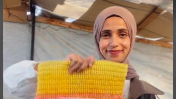 فلسطينية تحول 600 كيس إلى قطعة فنية 
