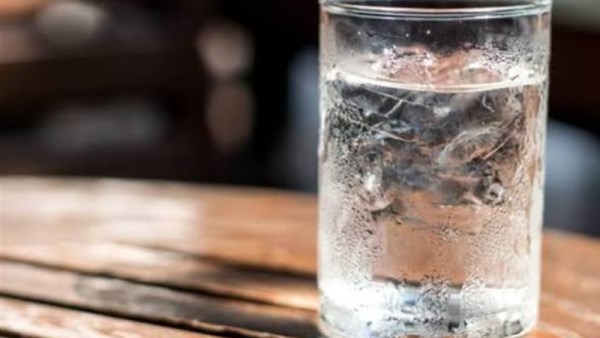 طبيب قلب يحذر من الإفراط في شرب الماء صيفًا 