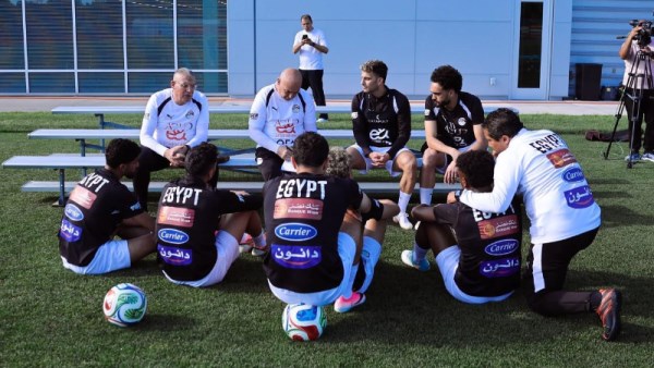 حسام حسن مع لاعبي المنتخب