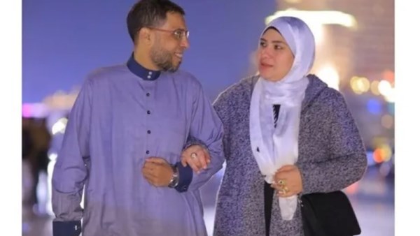 زوجته يثير ضجة على مواقع التواصل