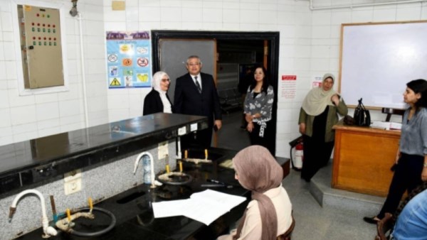 نائب رئيس جامعة عين شمس يتابع امتحانات طب الأسنان والصيدلة