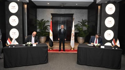 توقيع عقد حق انتفاع مبنى المعرض الدائم 