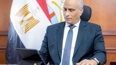  تأهيل وتركيب 13 عمود إنارة بطريق قرية الحمراء