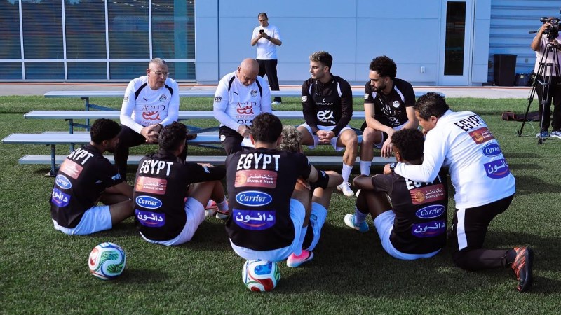 حسام حسن مع لاعبي المنتخب