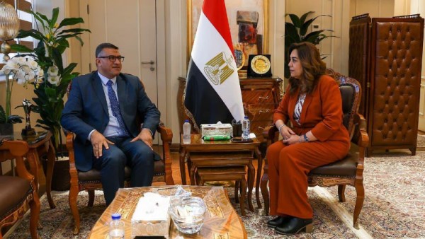 وزيرة التنمية المحلية والبيئة ومحافظ قنا 