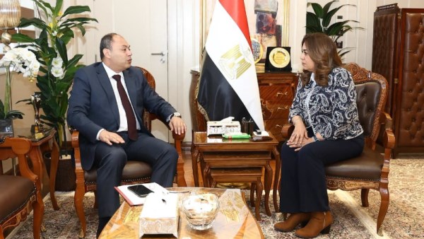  منال عوض مع رئيس هيئة تنمية الصعيد