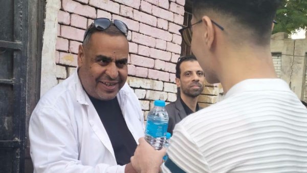 توزيع المياه والعصائر على طلاب الثانوية العامة