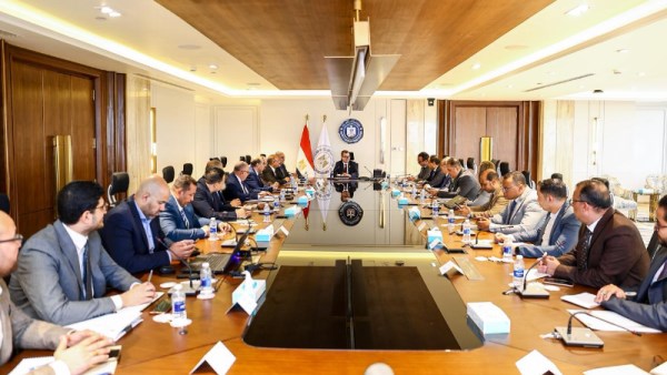 وزير التخطيط يترأس اجتماع موسع 