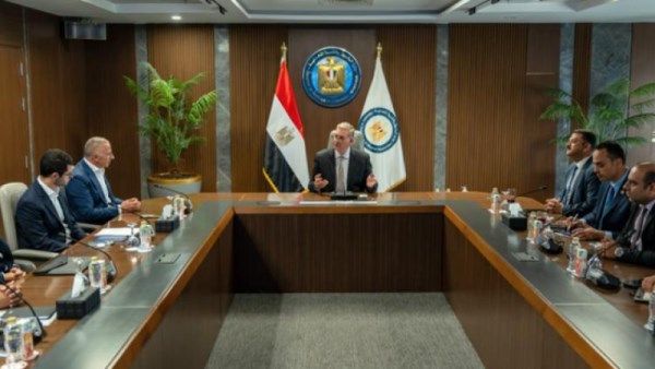 اجتماع وزير البترول مع مجموعة السويدي إلكتريك 