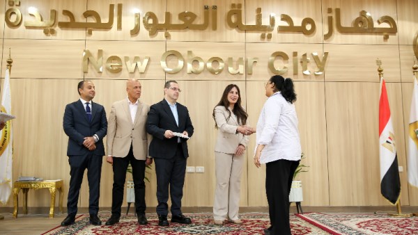 وزيرة الإسكان تسلم عقود توفيق أوضاع الأراضي