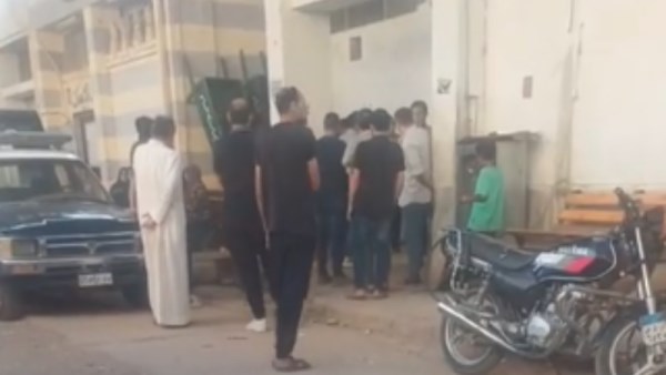 انتظار ذوي الطالبة أمام المشرحة 