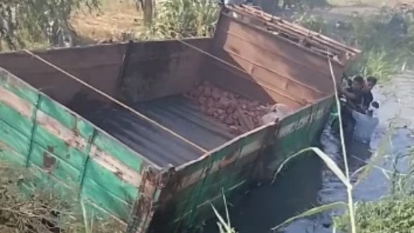 حادث سقوط سيارة نقل في ترعة بالصف