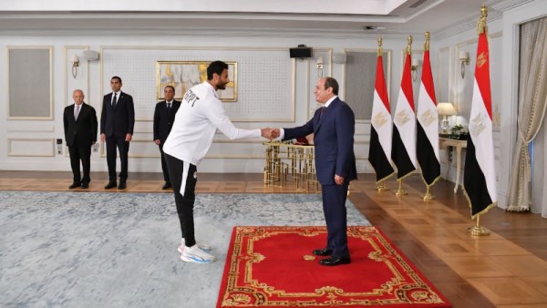 محمد الشناوي مع الرئيس السيسي 