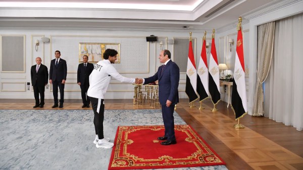 محمد هاني  لحظة تكريم المنتخب من الرئيس السيسي