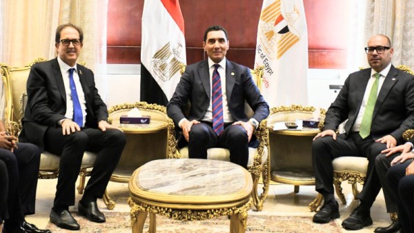 وزير الرياضة مع  ياسر إدريس ومصطفى براف