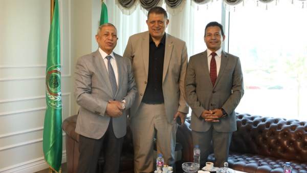  رئيس الاتحاد المصري لكرة اليد مع الدكتور إسماعيل عبدالغفار