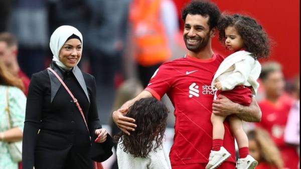 محمد صلاح وزوجته وبناته