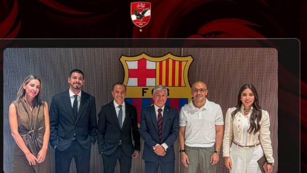 وفد شركة الأهلي مع مسؤولي برشلونة