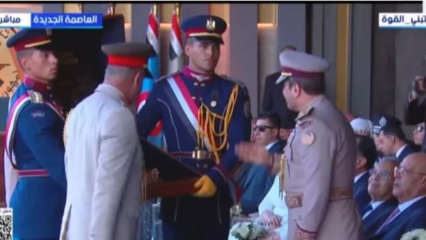 وزير الدفاع يهدي الرئيس السيسي هدية تذكارية