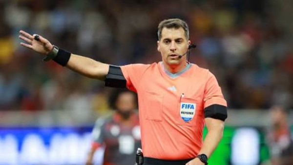 جوستافو تيخيرا حكم مباراة مصر وأستراليا