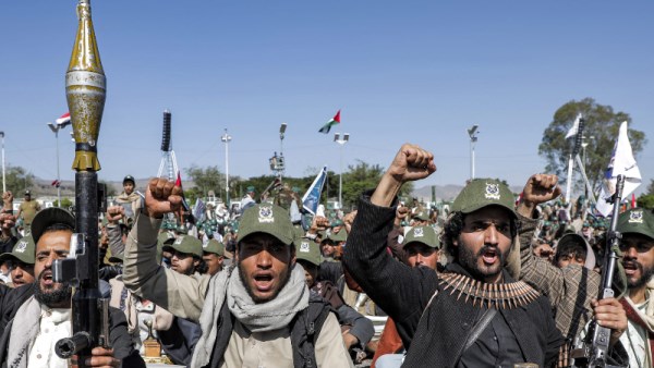 الحوثيون يعلنون حصارًا بحريًا على السعودية